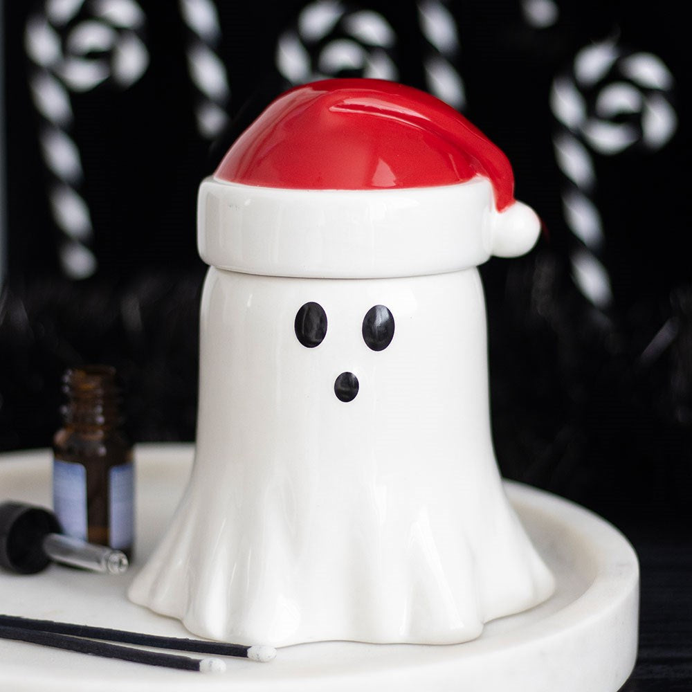 Brûle-parfum fantôme blanc portant un bonnet de Noël rouge et blanc
