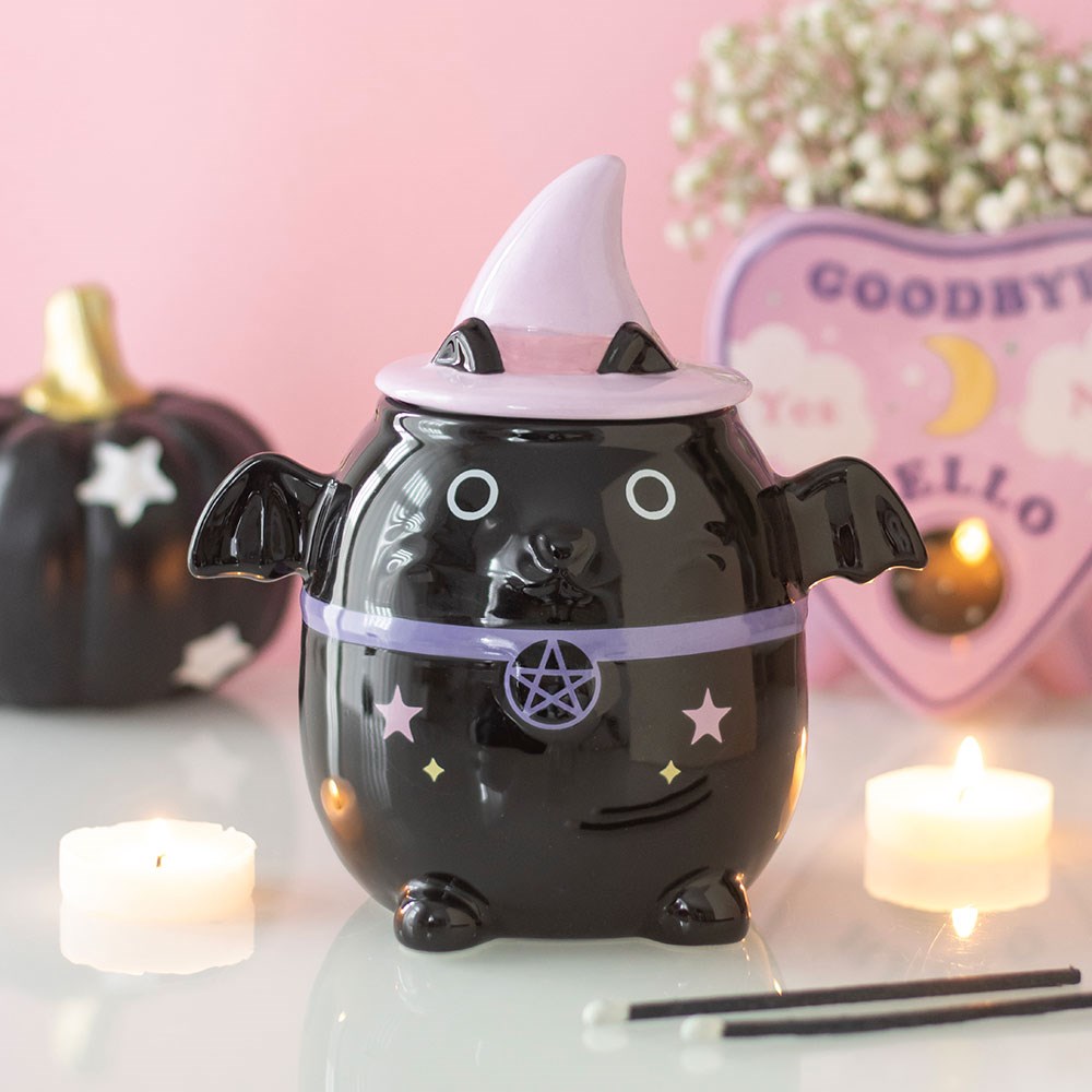 Brûle-parfum chat noir aux ailes de chauve-souris, chapeau pastel et motifs étoilés